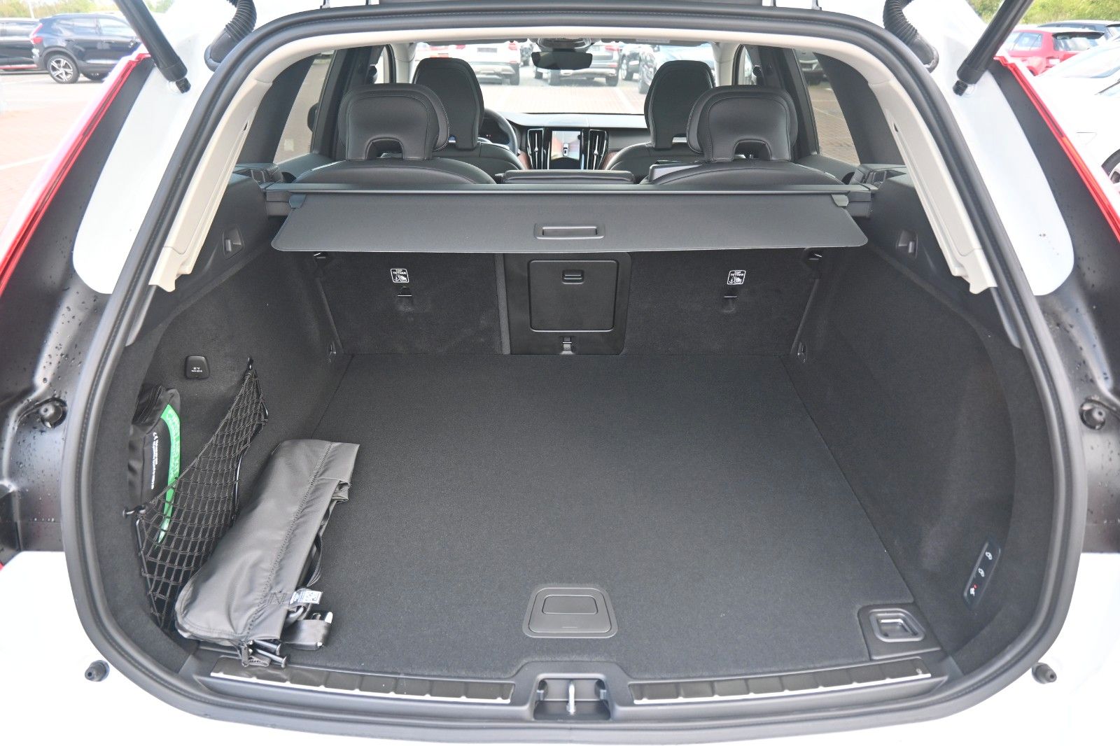 Fahrzeugabbildung Volvo XC60 B4 D AWD Ultimate Dark*STDHZG*360°*LUFT*ACC