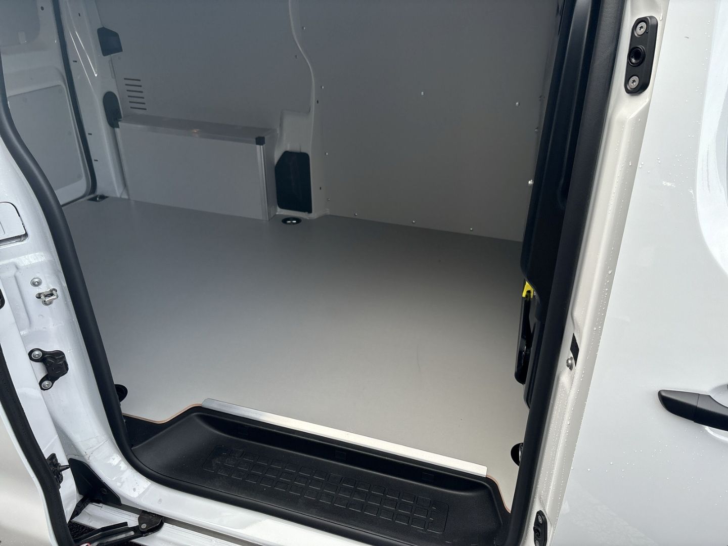 Fahrzeugabbildung Peugeot Expert Kasten Standard Elektromotor *ConnectNav-