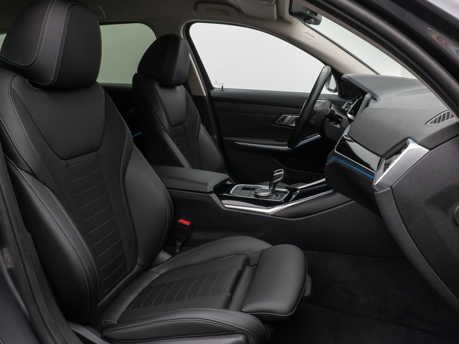 Fahrzeugabbildung BMW 330e SportLine Laser Kamera HUD DAB HiFi Komfort
