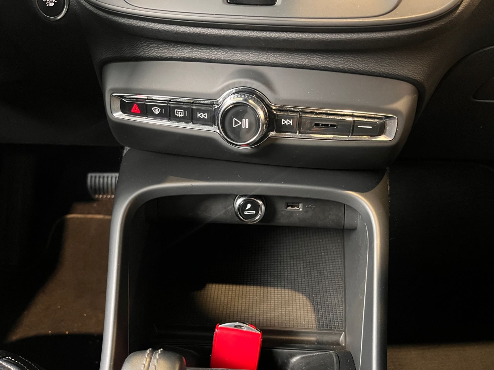 Fahrzeugabbildung Volvo XC40 AWD AHK LED NAVI ALU