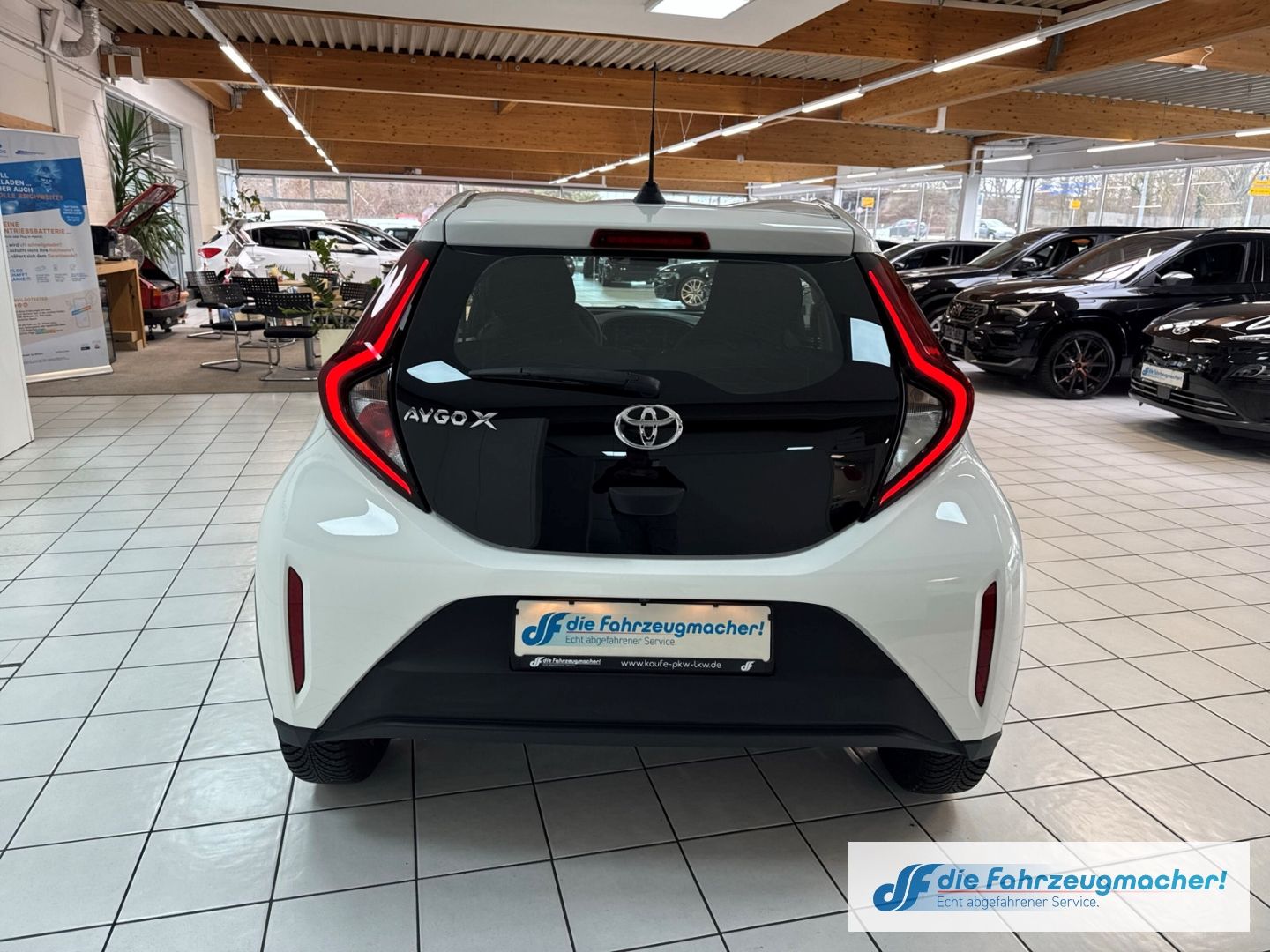 Fahrzeugabbildung Toyota Aygo X Play Apple CarPlay Android Auto Mehrzonen