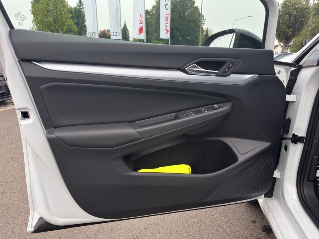 Fahrzeugabbildung Volkswagen Golf VIII 1.5 eTSI W Goal Kamera,LED,Matrix,Navi