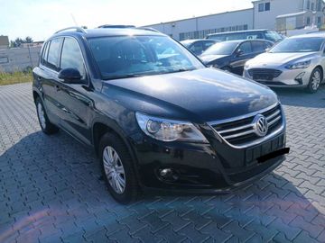Volkswagen Tiguan - 1