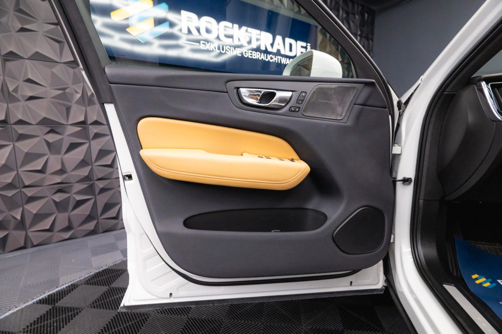 Fahrzeugabbildung Volvo XC60 T5 Inscription AWD | ACC | Pano | H&K | LED