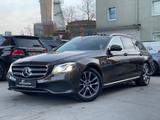 Mercedes-Benz E 220 d 4Matic*EGSD*HEAD-UP*KAMERA*AMBIENTE*LED* - Mercedes-Benz E 220: 4matic