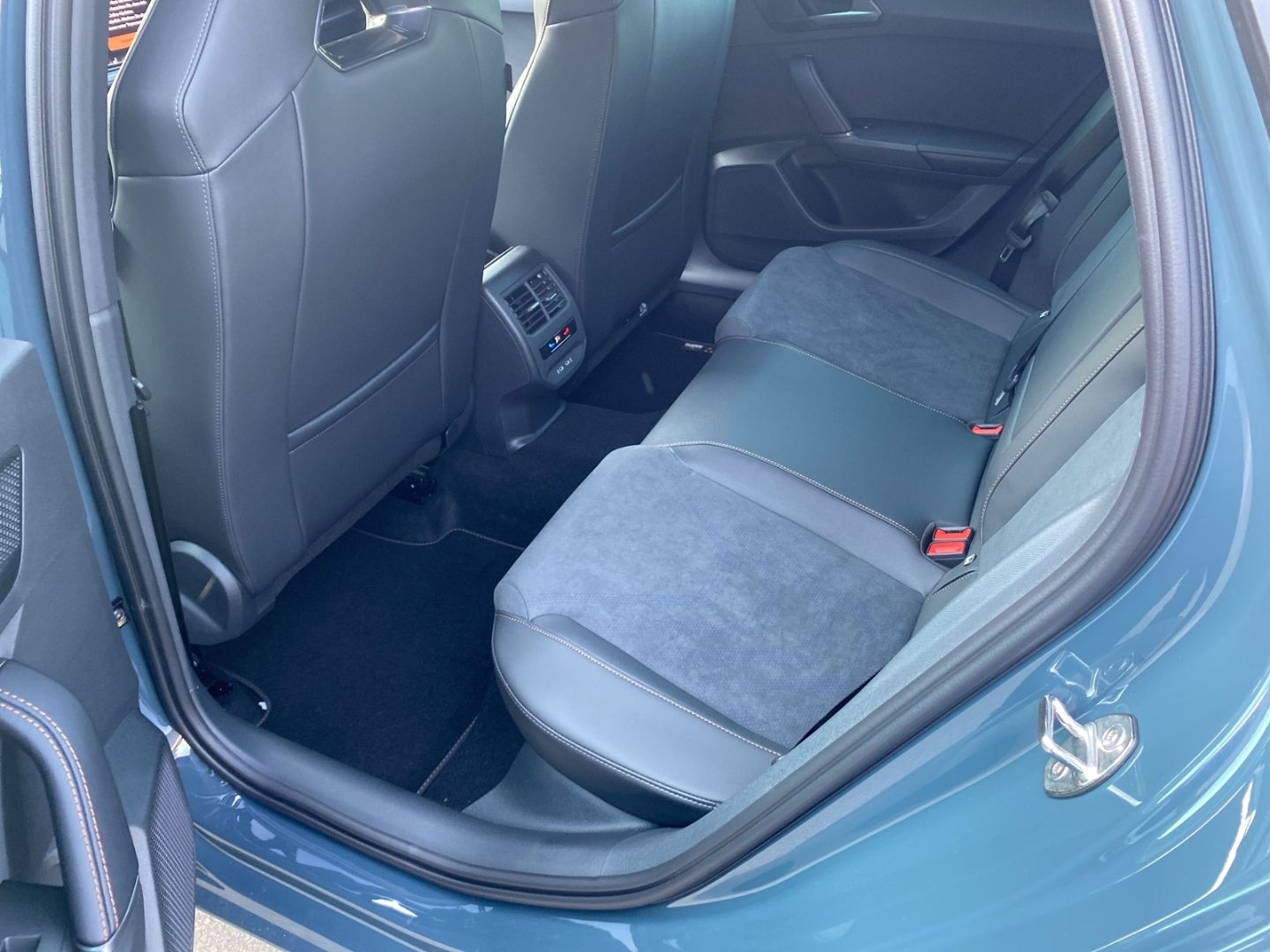 Fahrzeugabbildung CUPRA Leon 2.0 TSI 221 kW VZ*Matrix*NAVI*SHZ*ACC*Full-