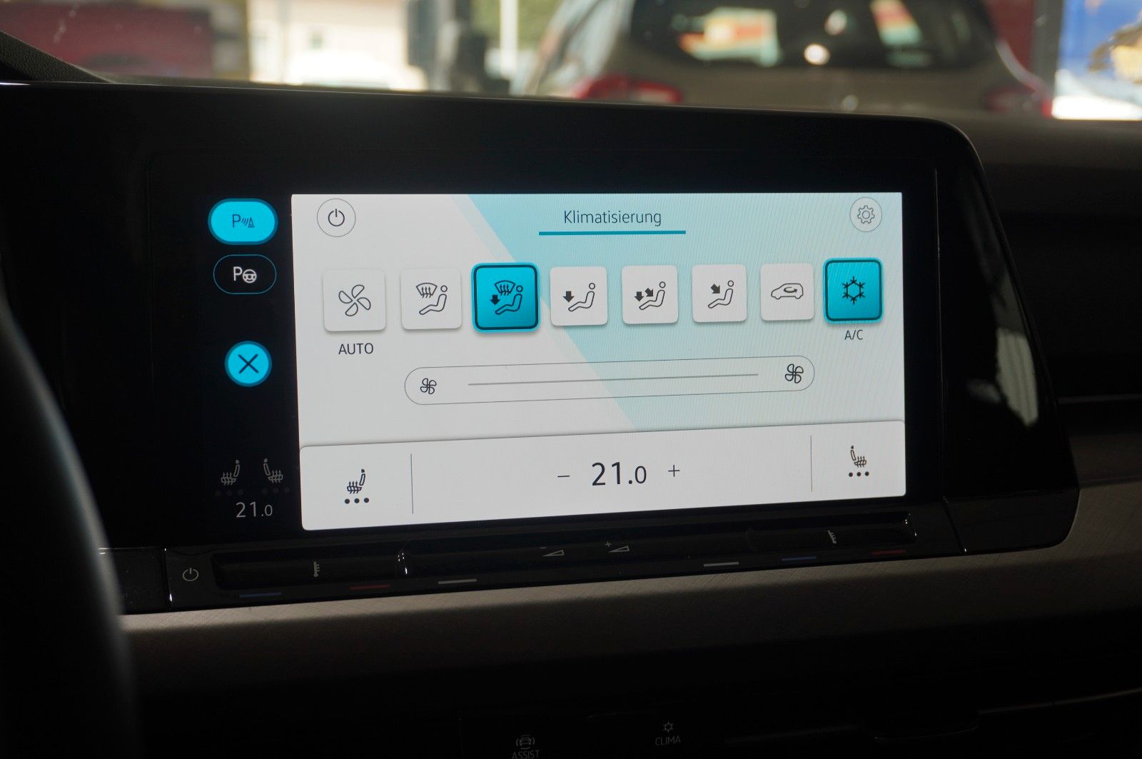 Fahrzeugabbildung Volkswagen Golf VIII Variant 2.0 TDI LIFE NAVI/LED/KAMERA