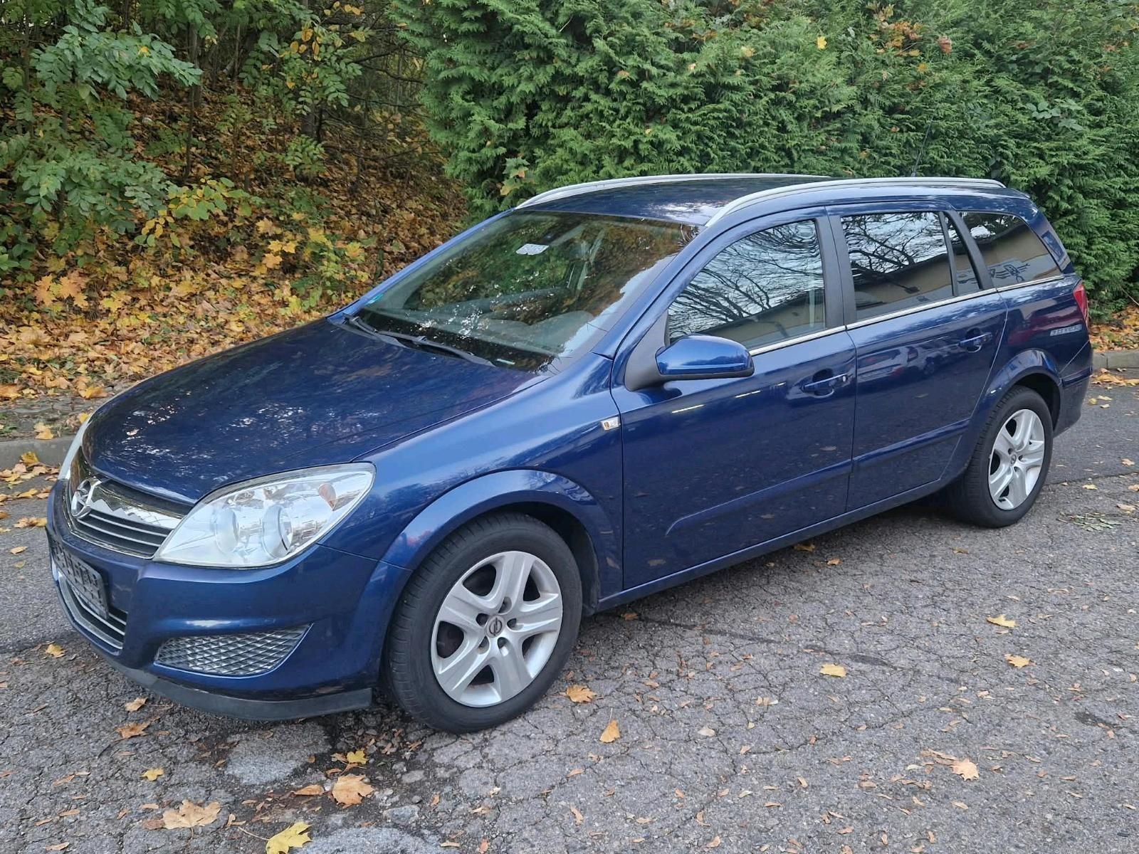 Opel Astra 2009 — rear view