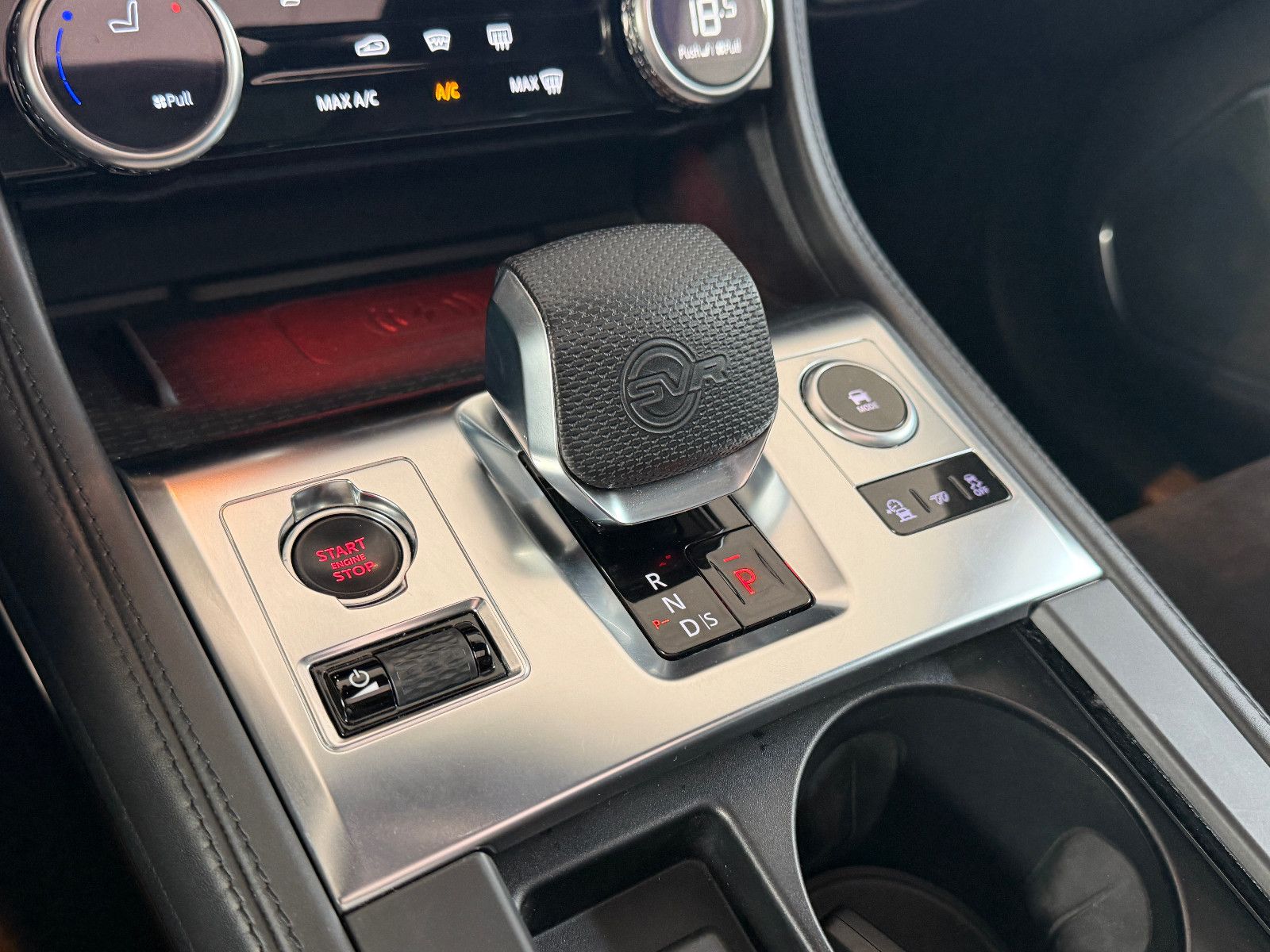 Fahrzeugabbildung Jaguar F-PACE SVR /PANO/MERIDIAN/360°KAM/HUD/AMBIENTE