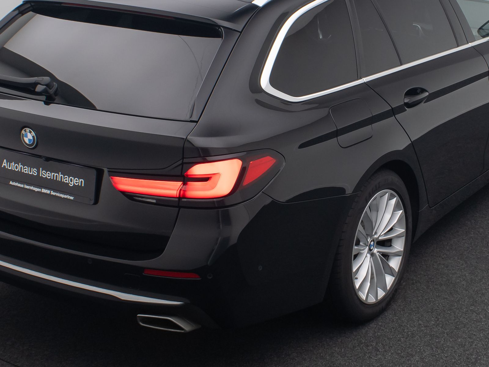 Fahrzeugabbildung BMW 530d Luxury Line HUD Kamera AHK Alarm Laser H/K