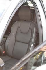 Volvo XC60 B5 AWD BLACK EDITION LEDER PANO PRIVACY AHK - : Geländewagen, Awd