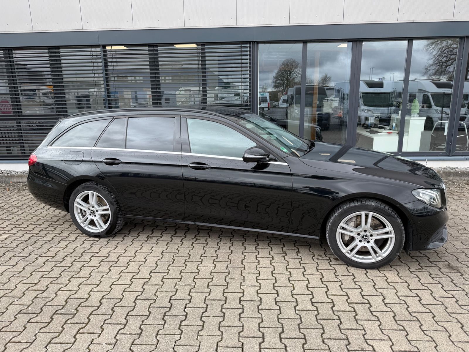 Fahrzeugabbildung Mercedes-Benz E 400 d T 4MATIC LED PTS Easy Pack DSG