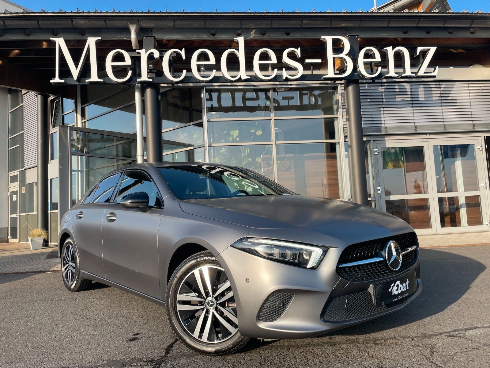 Fahrzeugabbildung Mercedes-Benz A 250e Progressive Night+AHK+Kamera+ILS+Ambiente