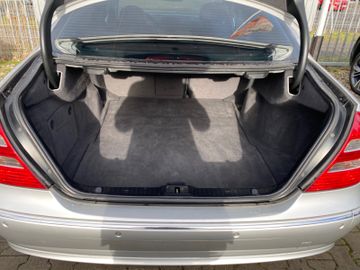 Fahrzeugabbildung Mercedes-Benz E 200 Kompressor Avantgarde*SHZ*PDC*Tempomat*