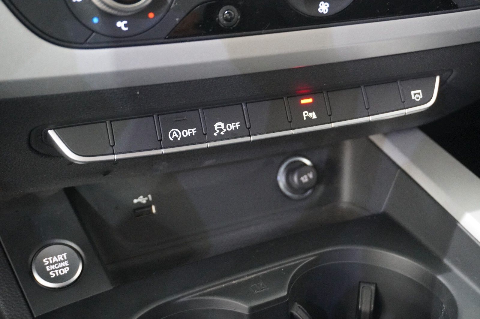 Fahrzeugabbildung Audi A4 Avant 35 TDI S-TRONIC NAVI/LED/KAMERA/SHZ/DAB