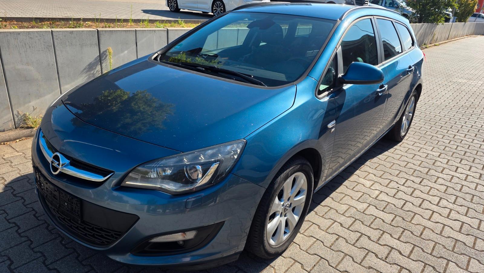 Opel Astra 2014 — rear view