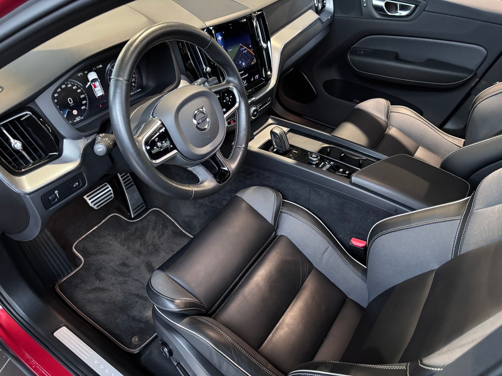 Fahrzeugabbildung Volvo XC60 R Design PANO LED NAVI ALU