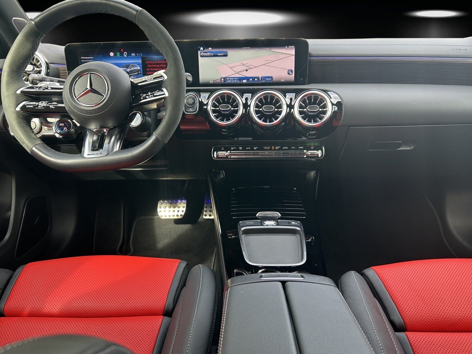 Fahrzeugabbildung Mercedes-Benz A 35 AMG Prem+ DISTRO Perf.Sitze AERO Pano Burme