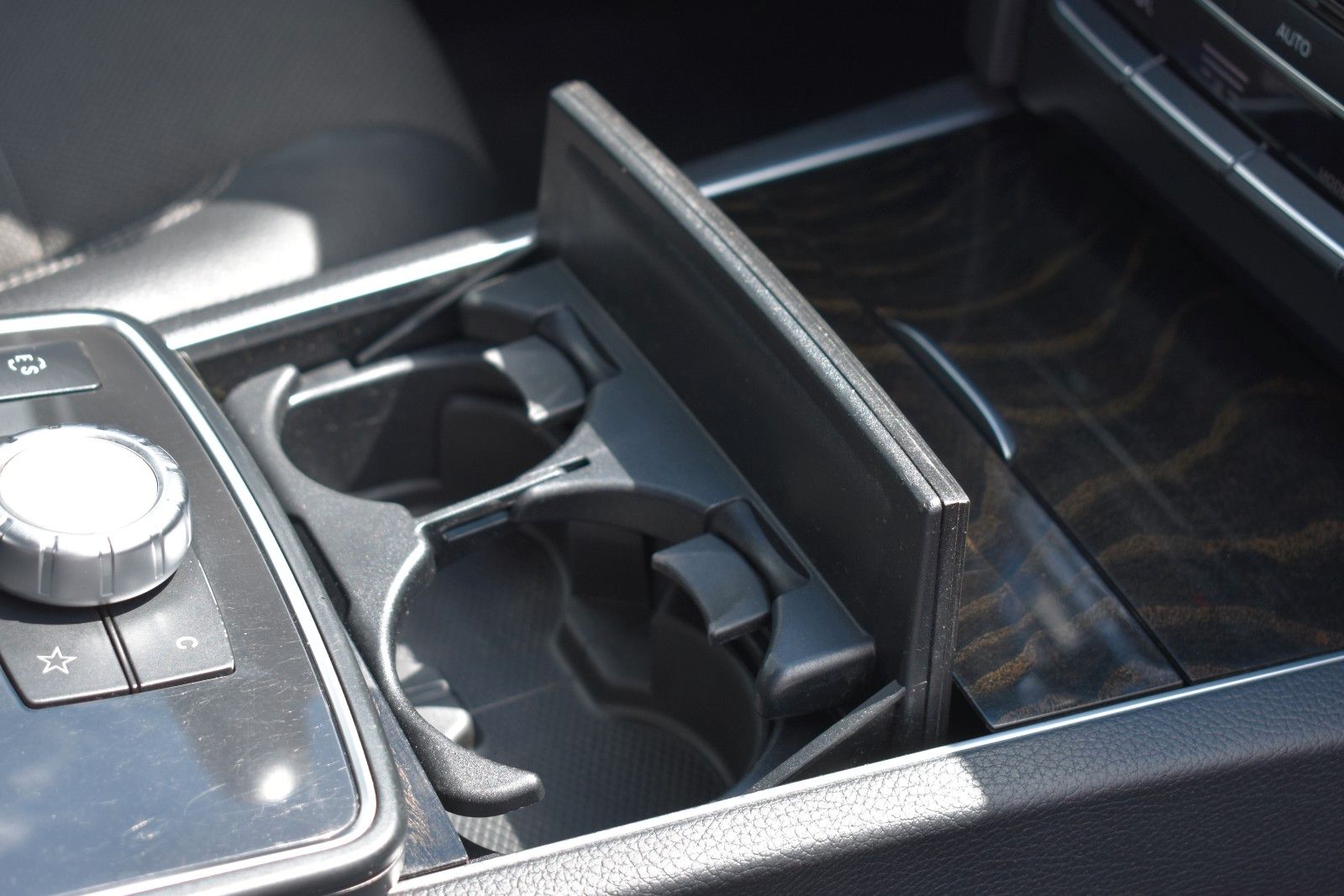 Fahrzeugabbildung Mercedes-Benz E 200 Coupe  ILS /Panorama/SHZ/Navi/19 Zoll