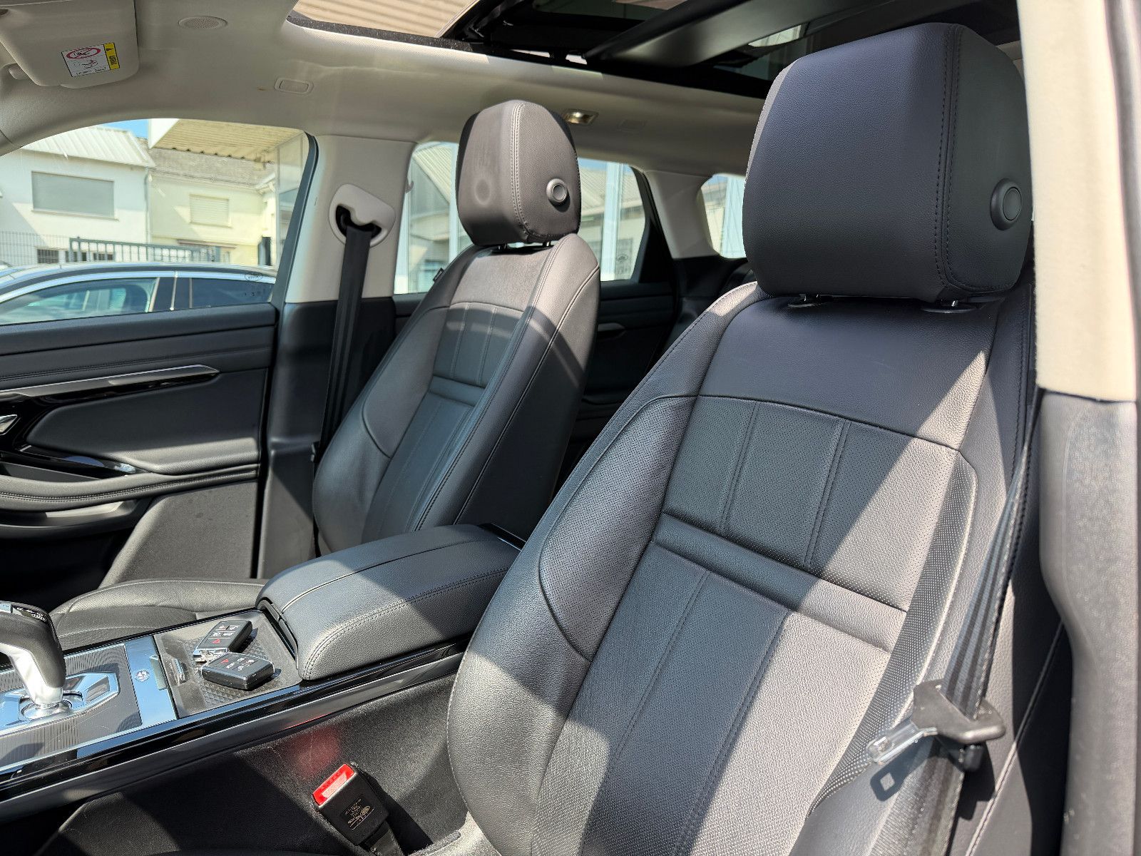 Fahrzeugabbildung Land Rover Range Rover Evoque SE Hybrid /PANO/MERIDIAN/