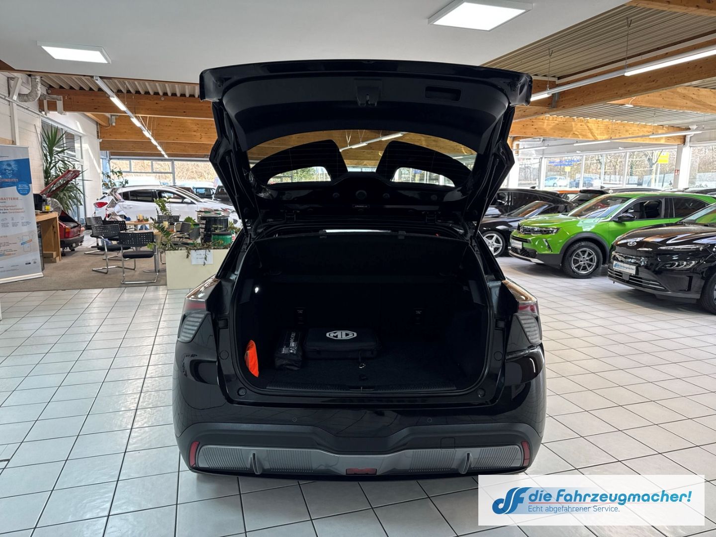 Fahrzeugabbildung MG MG4 Luxury Elektromotor 150 kW Digitales Cockpit