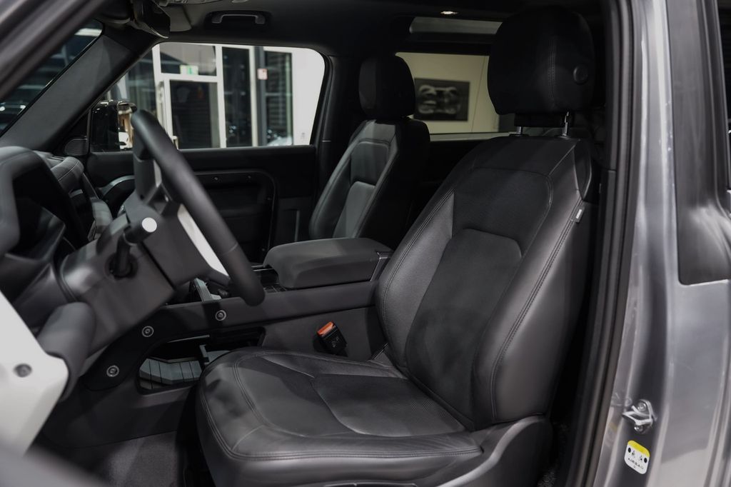 LAND-ROVER Defender 2023