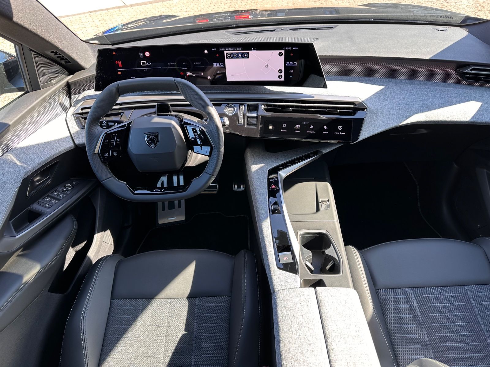 Fahrzeugabbildung Peugeot 5008 GT Hybrid 145 Autom 7-Sitz/ACC/Navi/APP/LED
