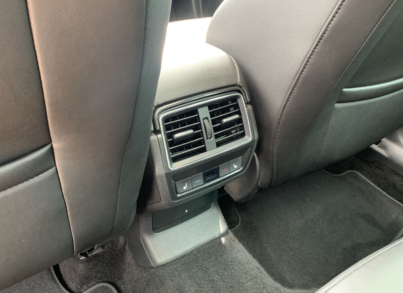 Fahrzeugabbildung SKODA Karoq 2.0 TDI*4x4*AHK*STHZ*Leder*360°Cam*Pano*