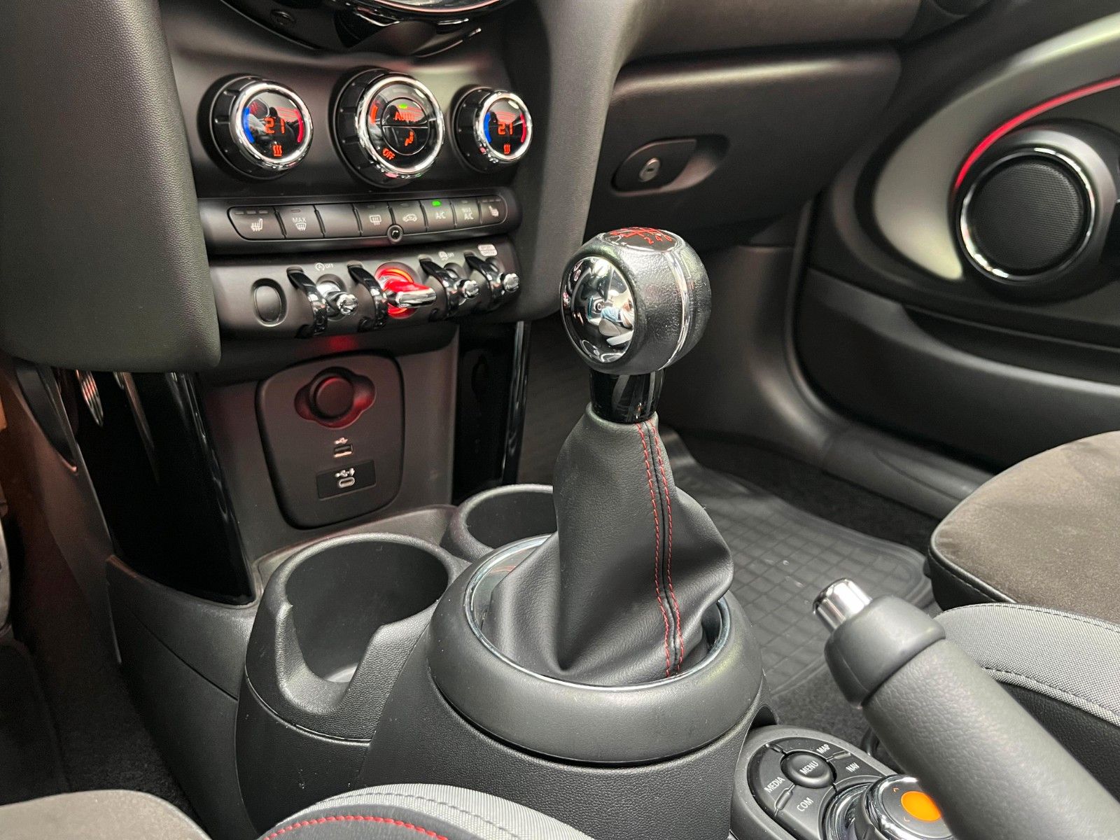 Fahrzeugabbildung MINI Cooper S Cabrio*JCW-Kit*JCW-Sitze*LED*Virtual*