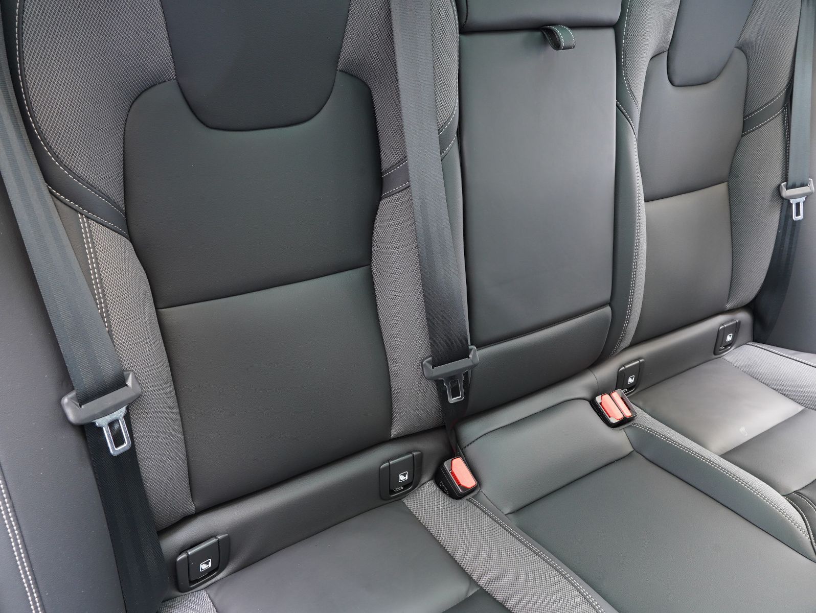 Fahrzeugabbildung Volvo XC60 B4 D AWD Plus Dark PANORAMA/LED/ACC/AHK