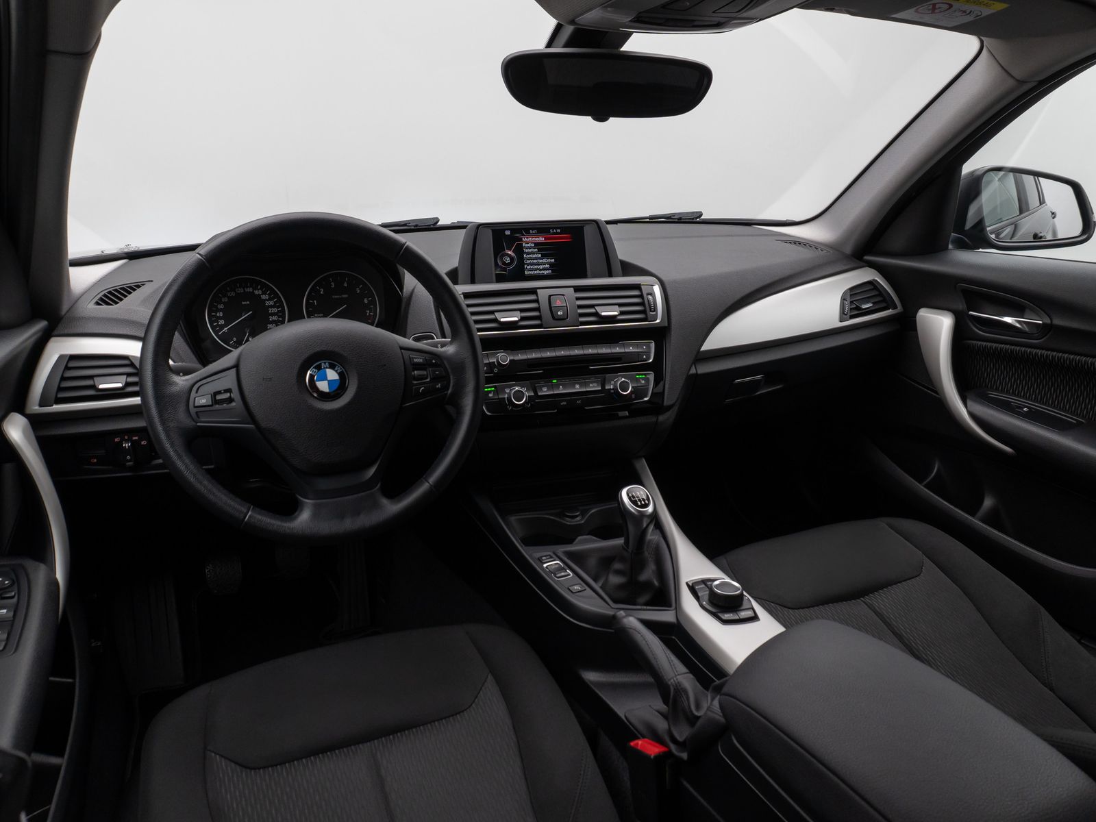 Fahrzeugabbildung BMW 118i Parkassist Sitzheizg USB Regensensor 8fach