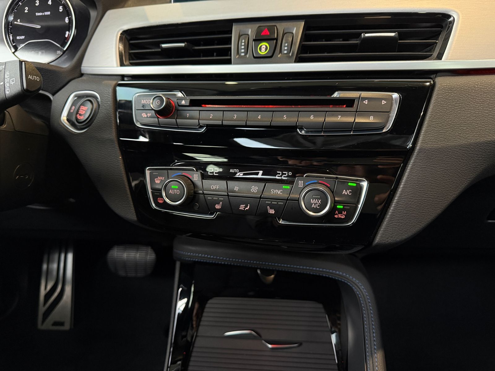 Fahrzeugabbildung BMW X1 xDrive 20 i M Sport PANO AHK HUD LED
