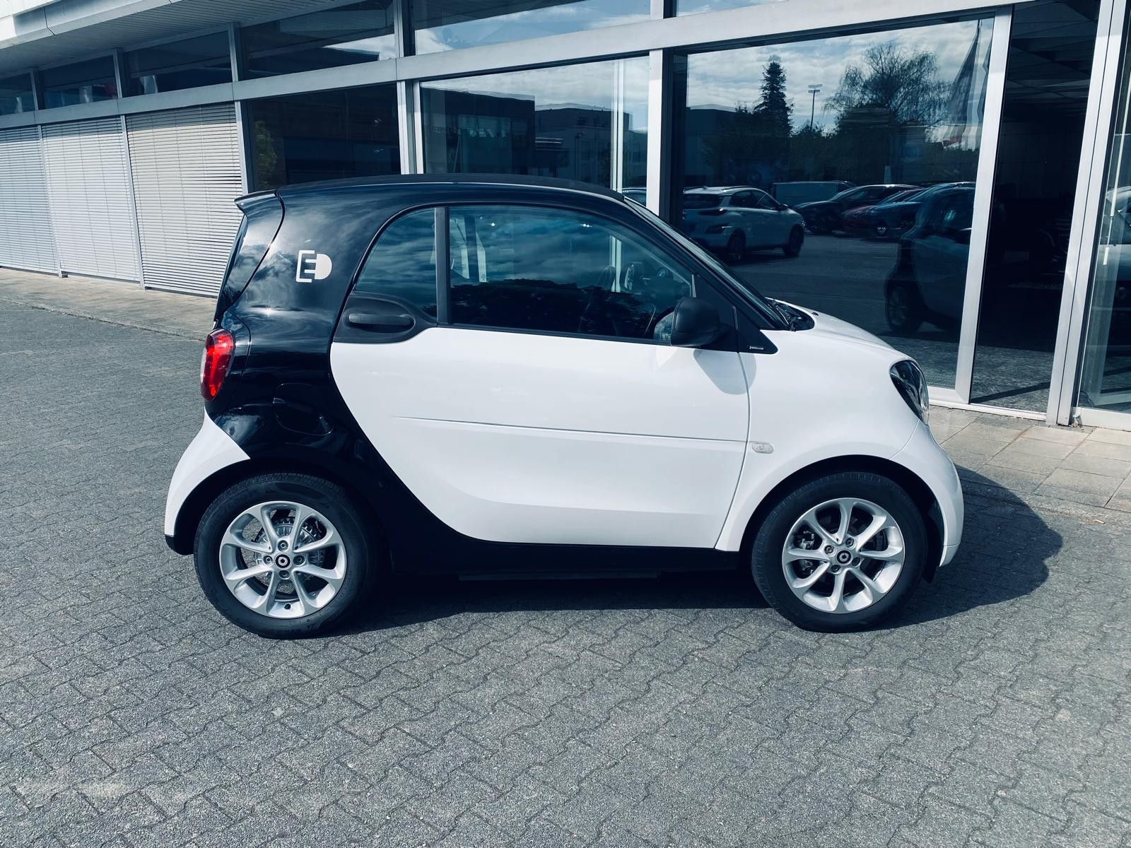 Fahrzeugabbildung Smart ForTwo electric drive 60KW GEPFLEGT+TEMP+MFL+LM
