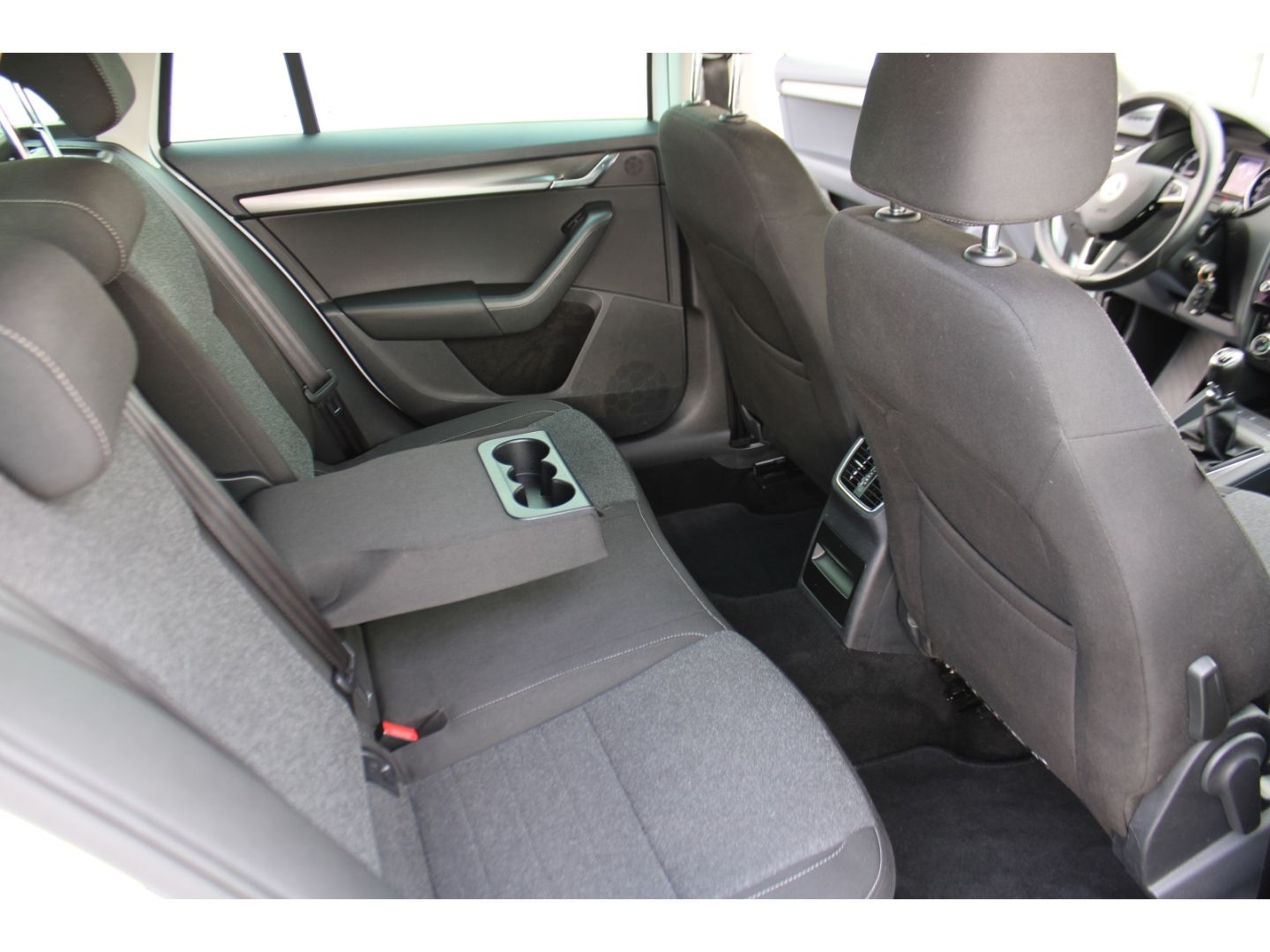 SKODA Octavia Soleil 2.0 TDI Combi LED GRA RFK SHzg AH - Image 9
