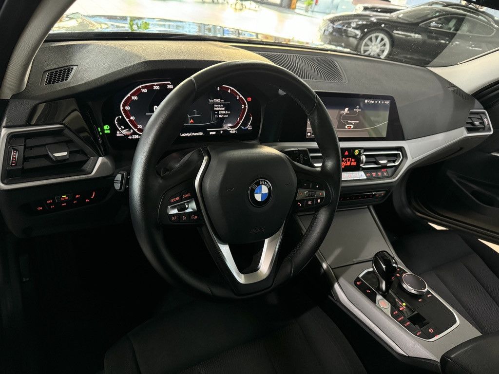 Fahrzeugabbildung BMW 320d DAB Kamera WLAN CockPitPr Sithzg Alarm LED