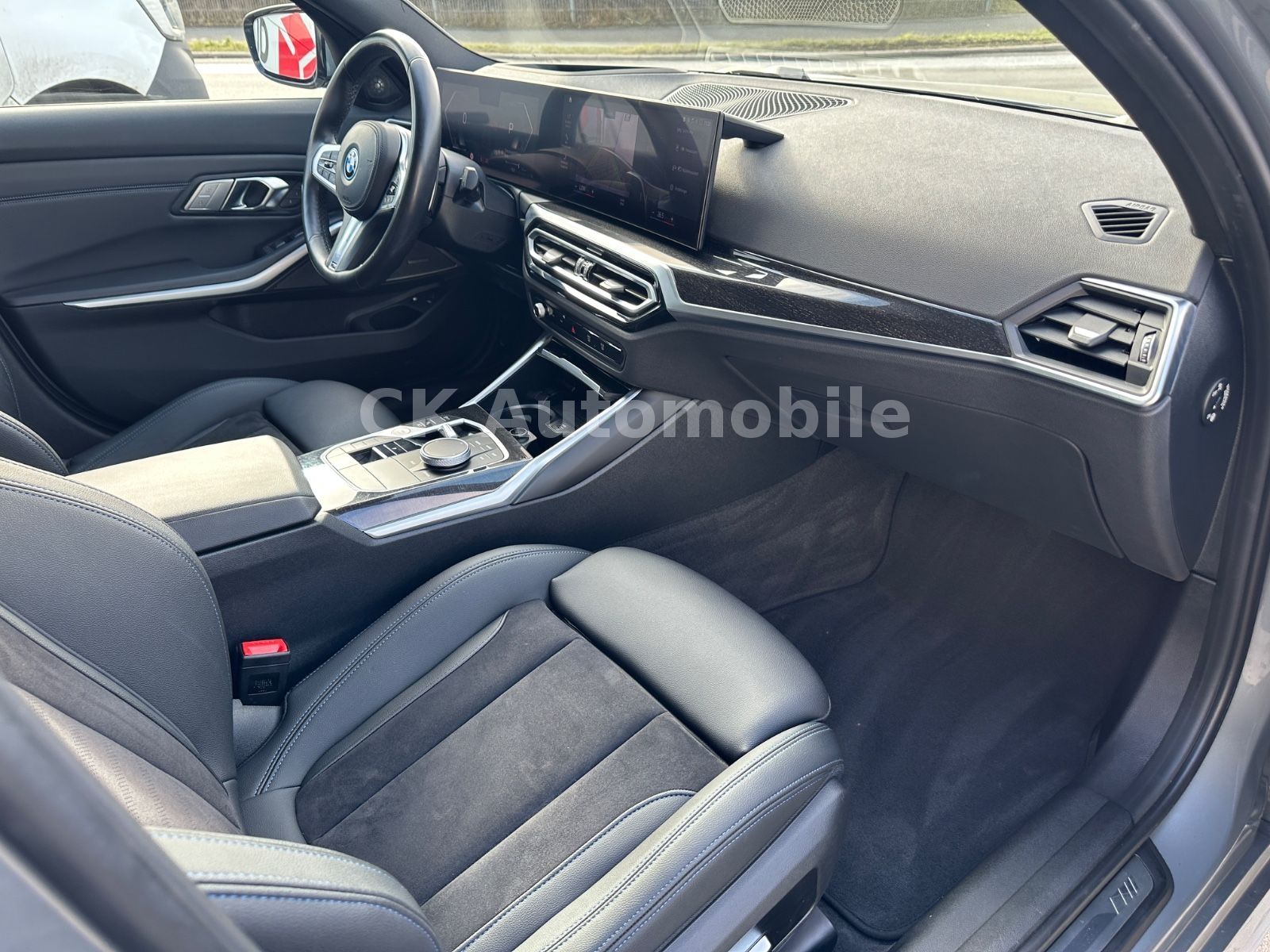 Fahrzeugabbildung BMW 330e Touring M-Sport/Navi/Head-Up/LED/Kam/AHK