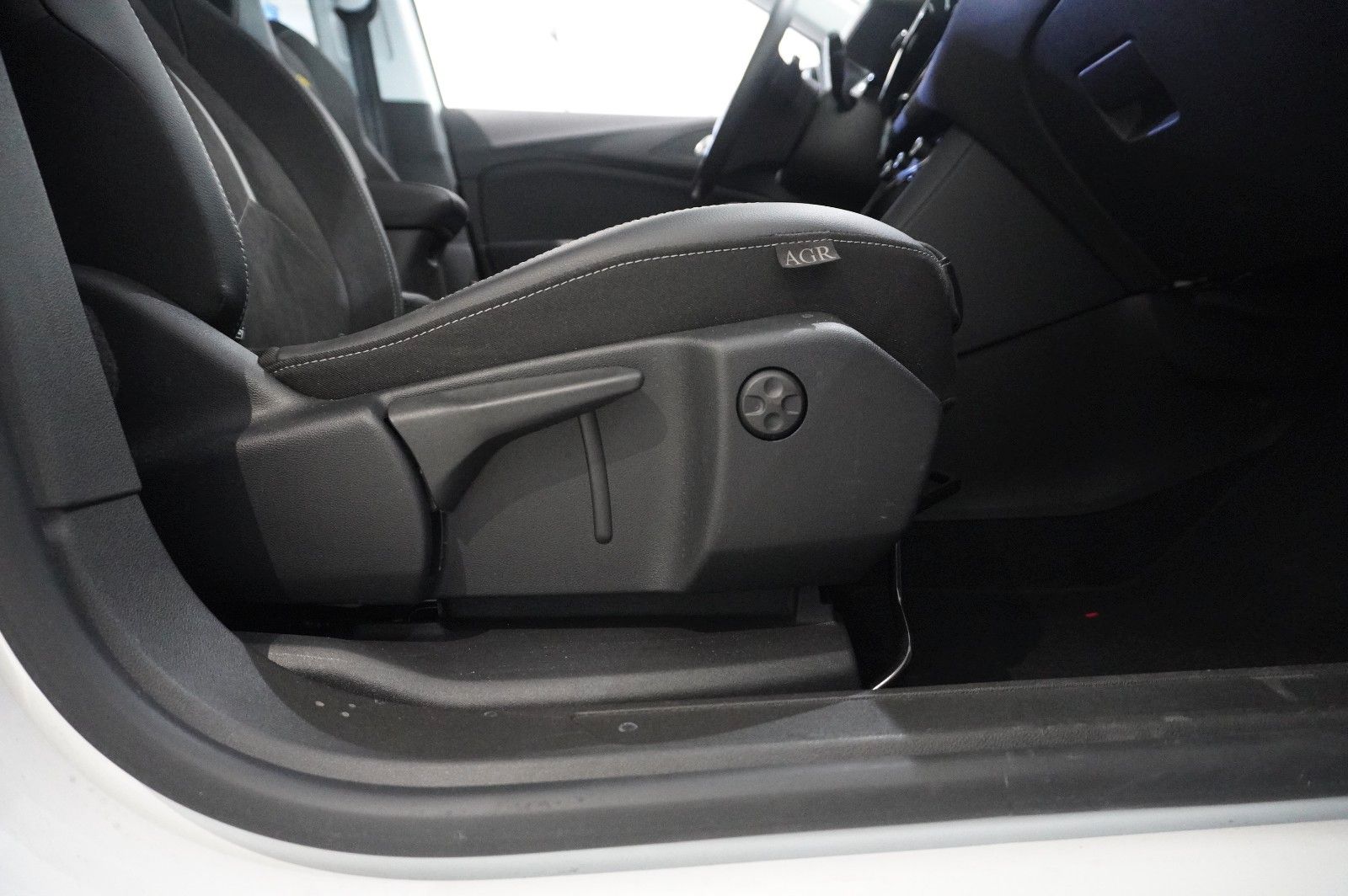 Fahrzeugabbildung Opel Grandland (X) 1.6T GSe HYBRID 4X4 NAVI/LED/SPORT