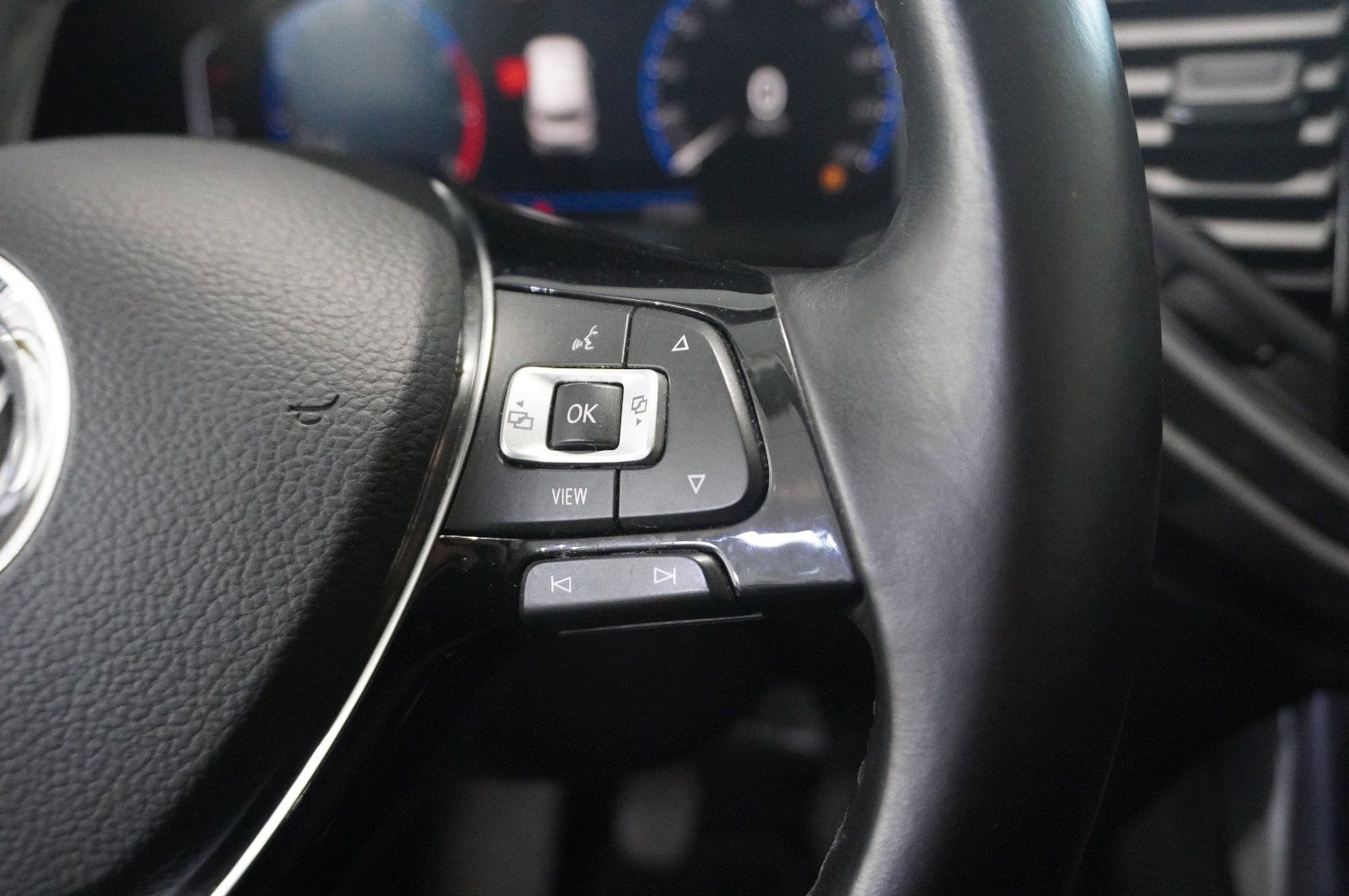 Fahrzeugabbildung Volkswagen T-Roc 1.5 TSI R-LINE SPORT NAVI/LED/KAMERA/VIRT.