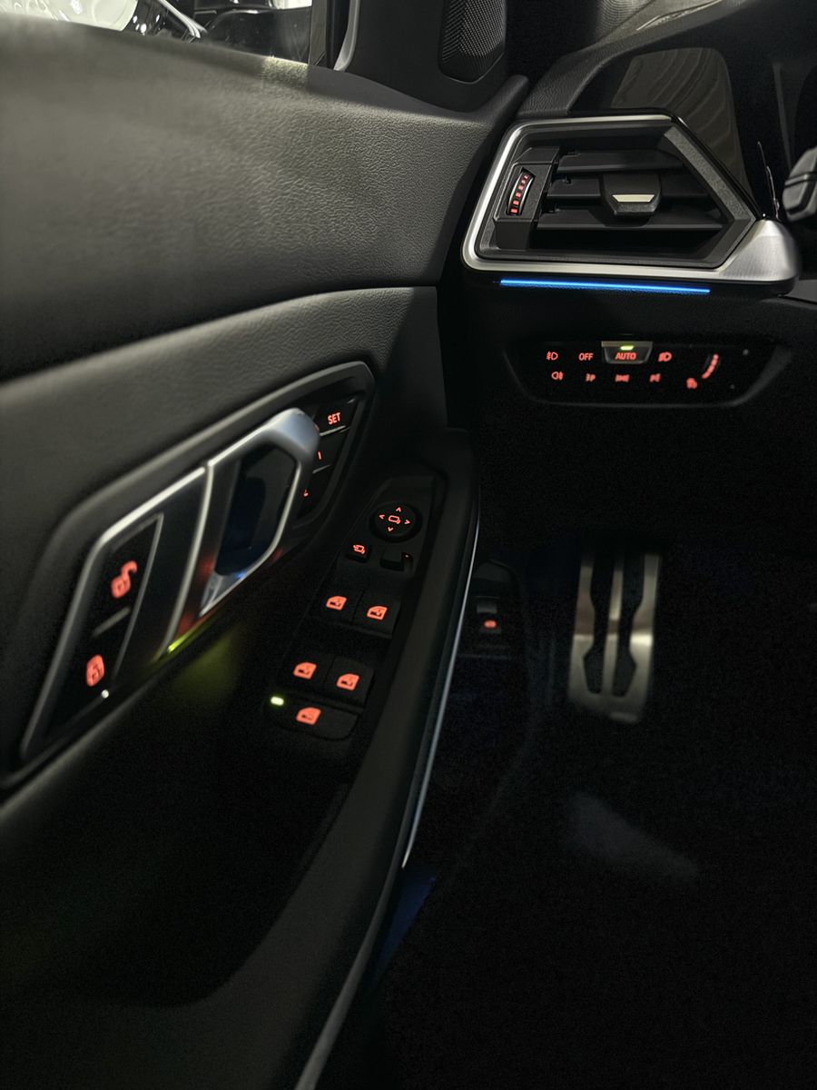 Fahrzeugabbildung BMW 320e M Sport Panoram Kamera HUD DAB HiFi Komfort