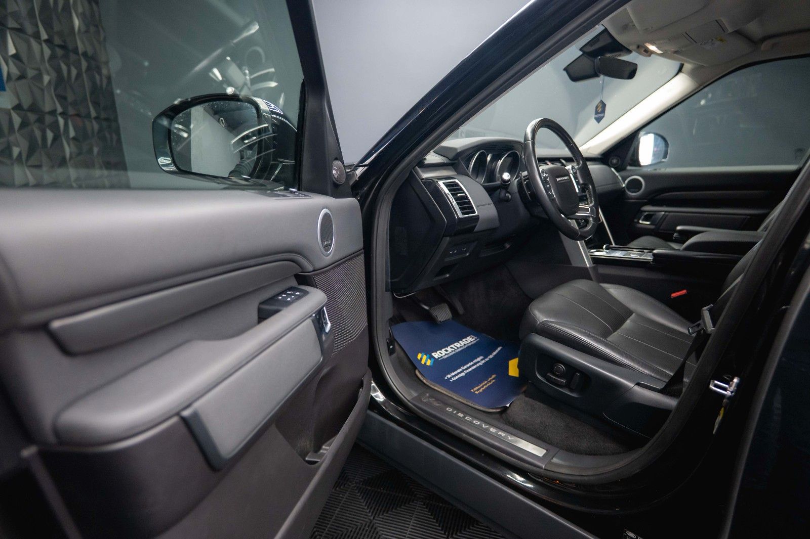 Fahrzeugabbildung Land Rover Discovery 5 2.0 TD SD4 HSE BLACK 4x4 *AHK*LED*