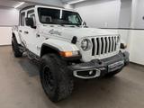 Jeep Gladiator 4x4 Overland Bright White/Mega-Offread - Jeep Gladiator Overland Gebrauchtwagen