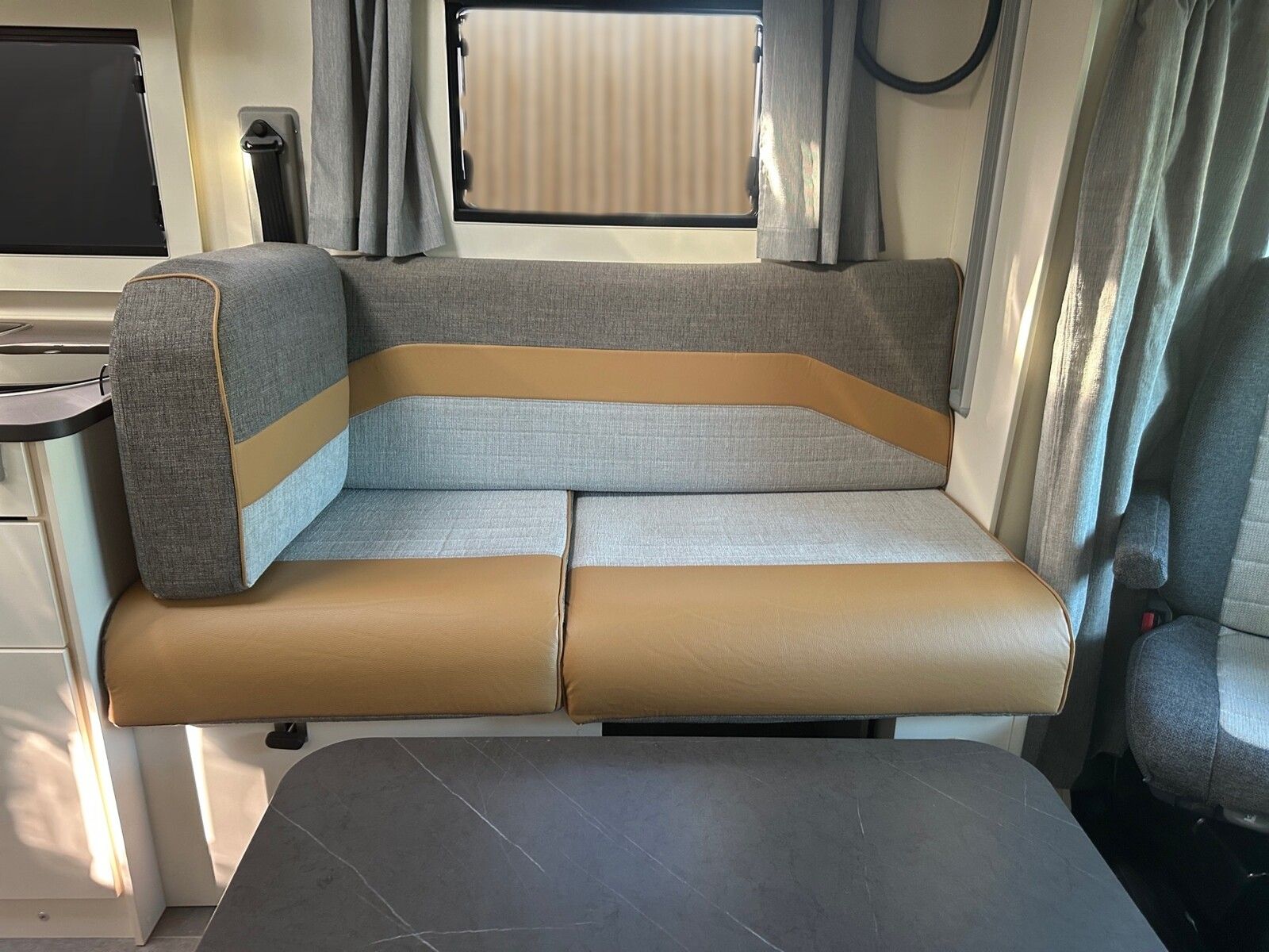 Fahrzeugabbildung Ahorn Camp T 640 Plus TV,Hubbett,Fahrradträger,Markise
