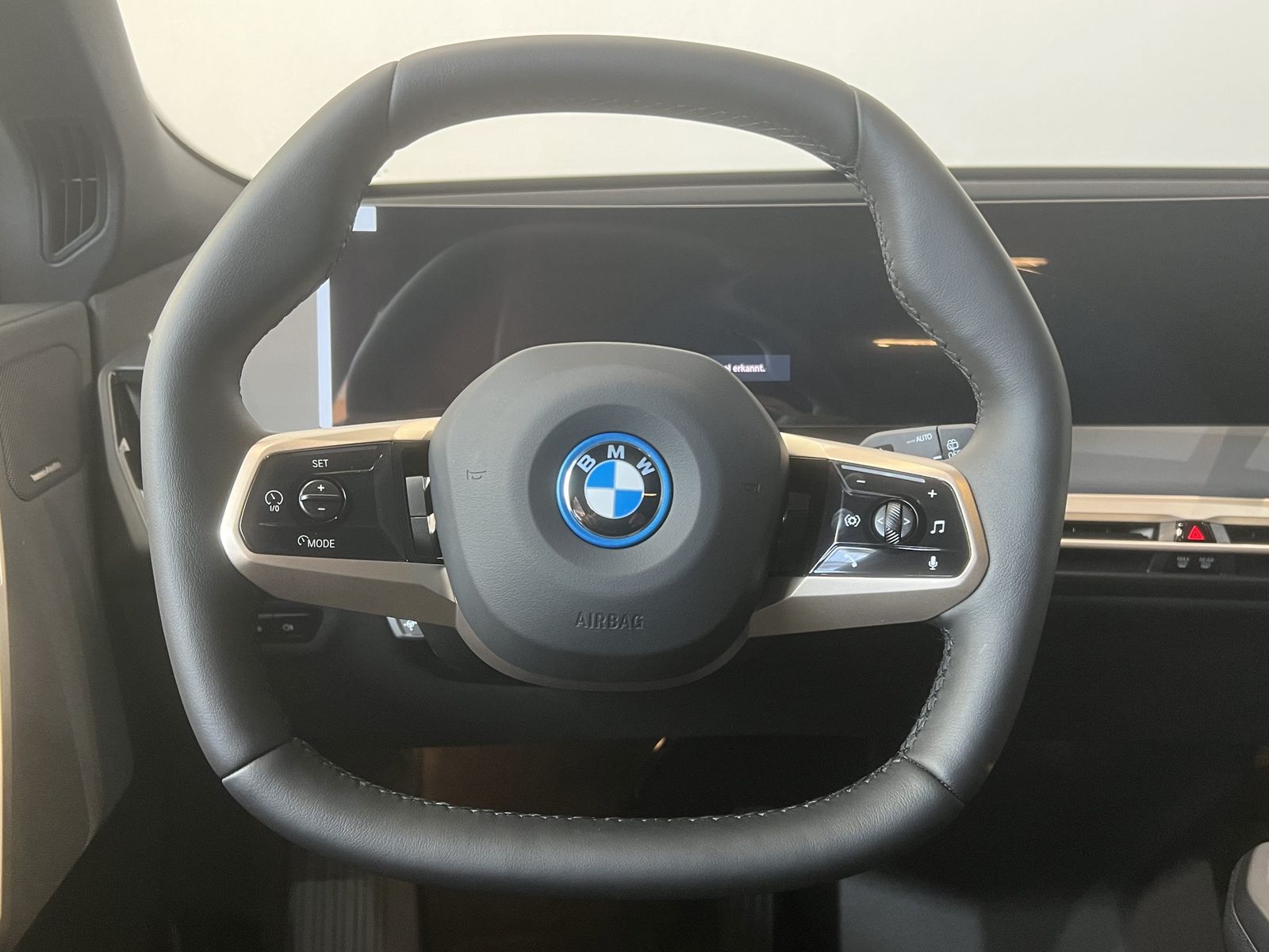 Fahrzeugabbildung BMW iX xDrive40 Sportpaket HiFi DAB Komfortzg.