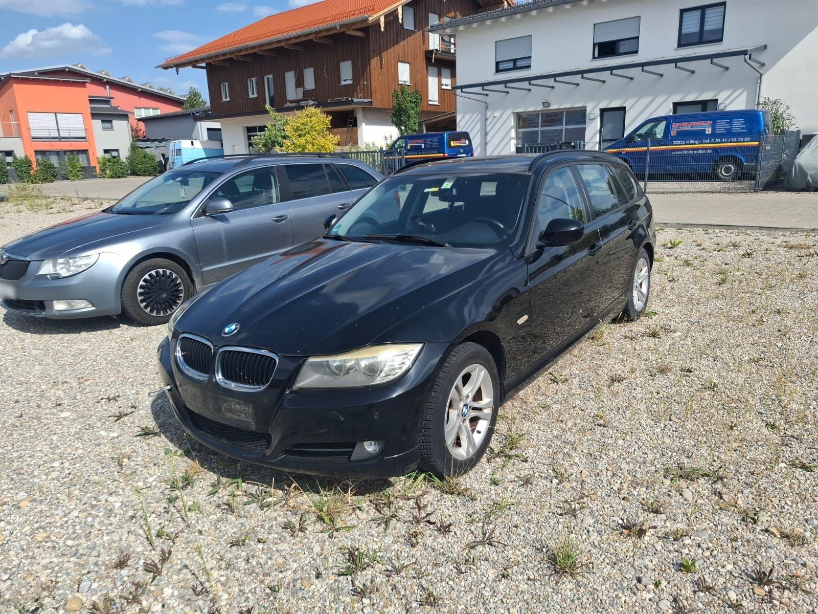 BMW 320 2010 — rear view