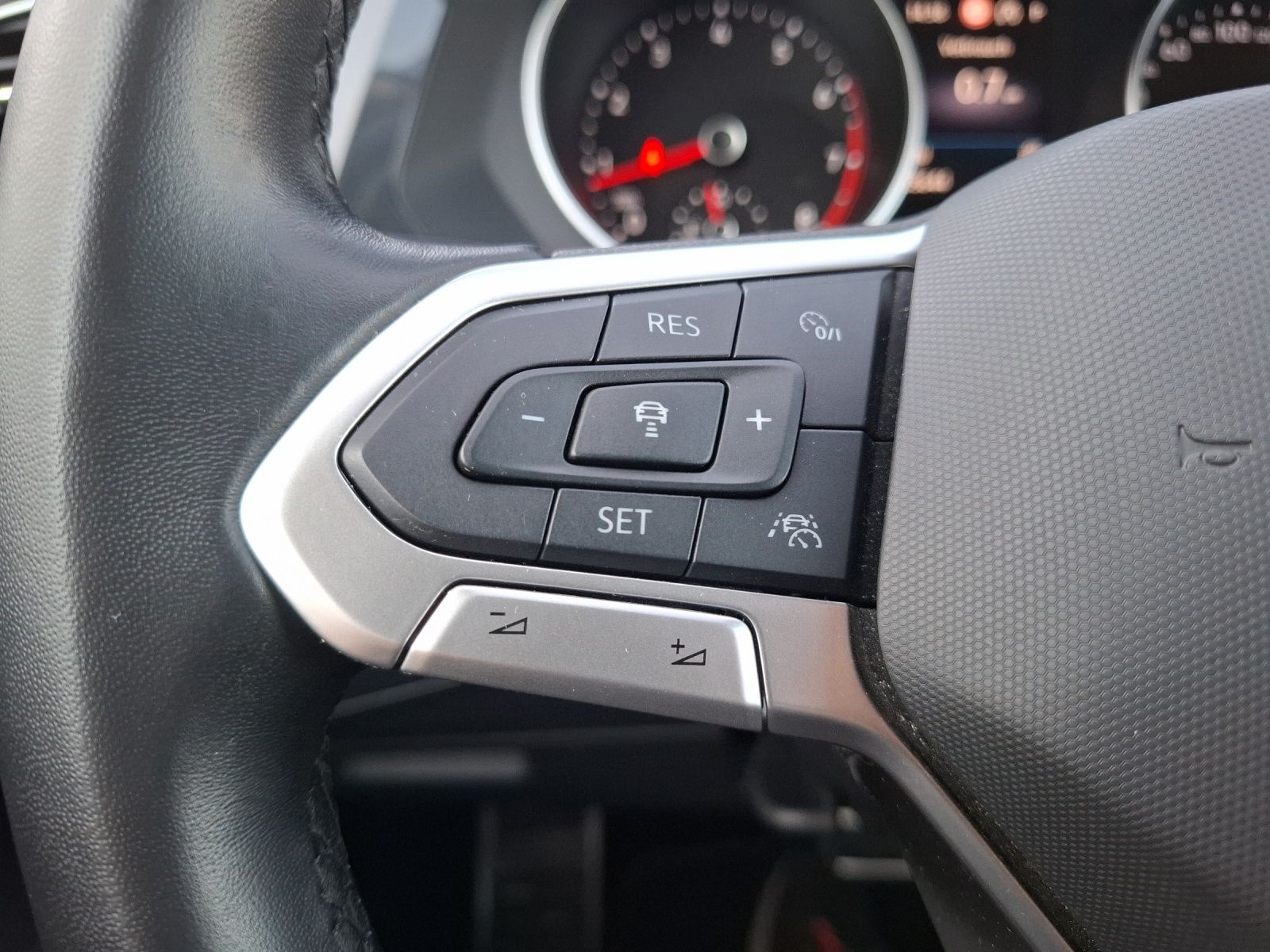 Fahrzeugabbildung Volkswagen Tiguan TSI Active DSG LED Navi ACC RFK SH 18"