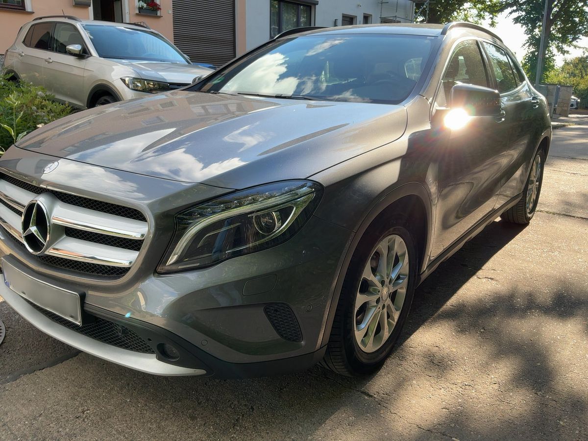 MERCEDES-BENZ GLA 200 Xenon Navi PDC
