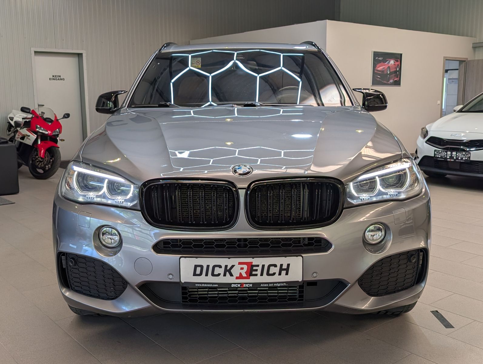 Fahrzeugabbildung BMW X5 xD 30d M-Sport HUD Pano H&K Komfortsi AHK 20"