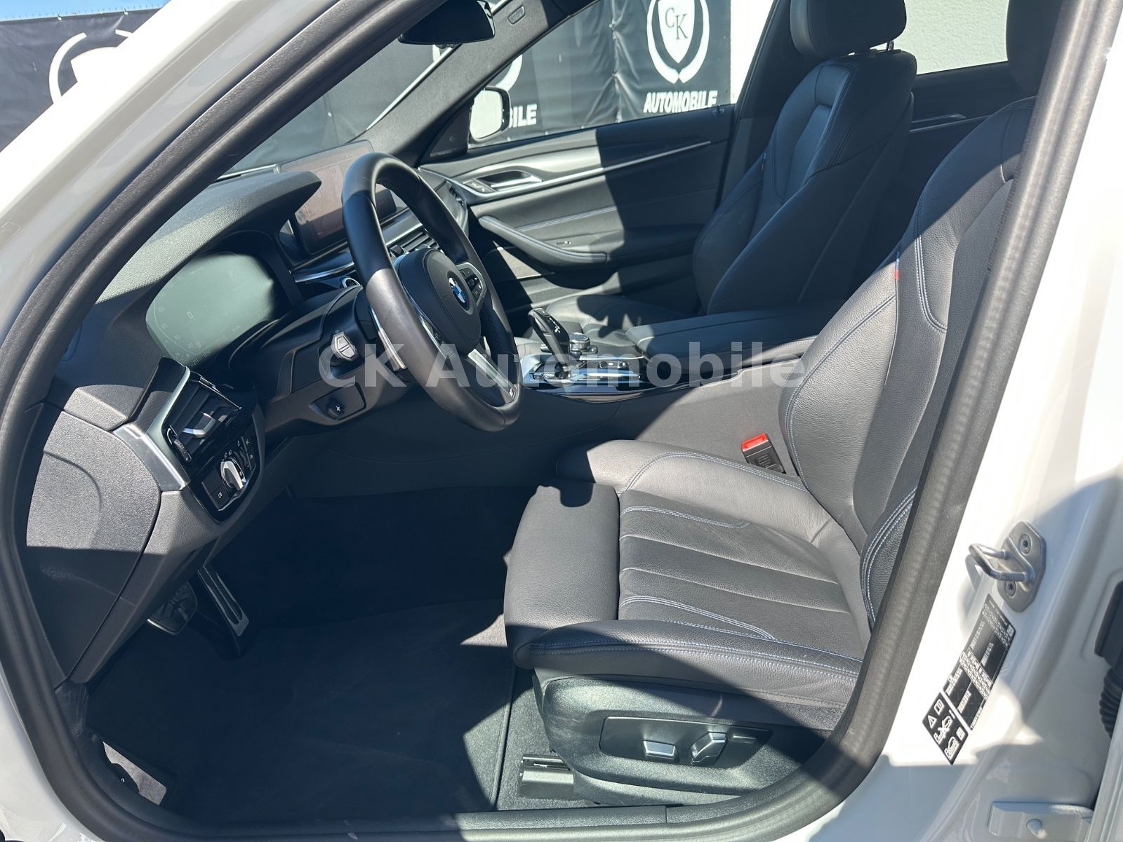 Fahrzeugabbildung BMW M550i xDrive Lim./Shadow-Line/Navi/Leder/LED/Kam