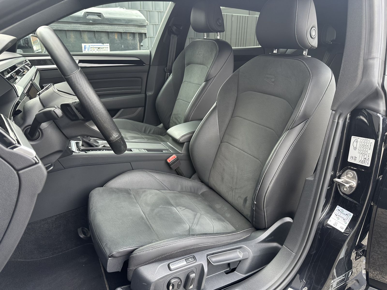 Fahrzeugabbildung Volkswagen Arteon 2.0 TSI DSG R-Line NAV+MATRIX+ACC+VCOCK