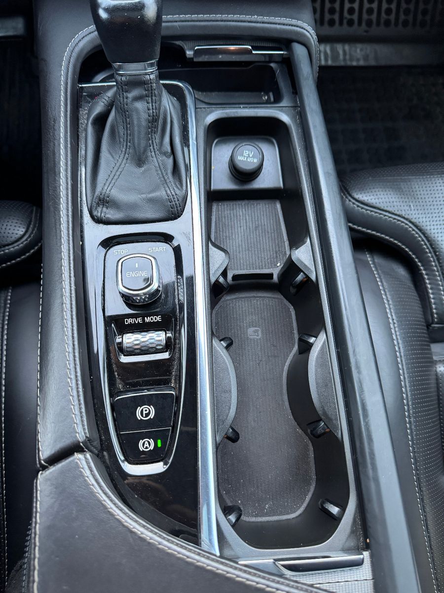 Fahrzeugabbildung Volvo XC90 INSCRIPTION AWD PANO HUD SITZKLIMA MEMORY